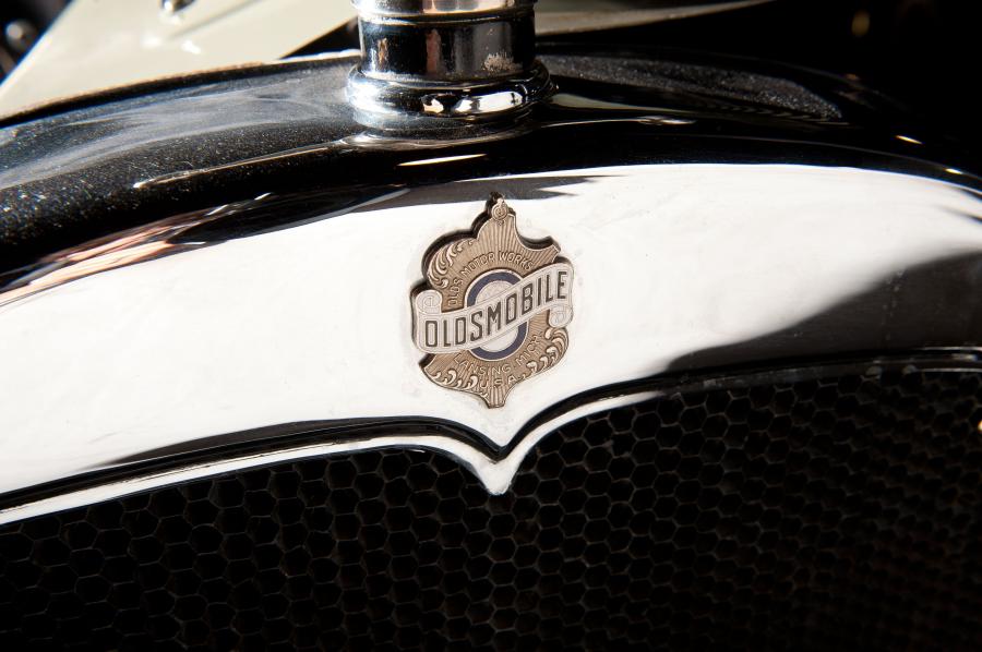 Логотип Oldsmobile Model 30-D Touring 1926 года  (фото 3 из 11)